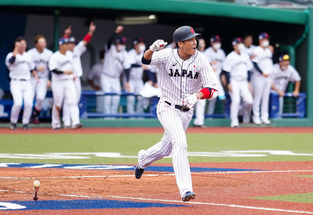 日本対ドミニカ共和国　9回裏日本1死満塁、サヨナラ打を放ちガッツポーズを見せる坂本（撮影・江口和貴）