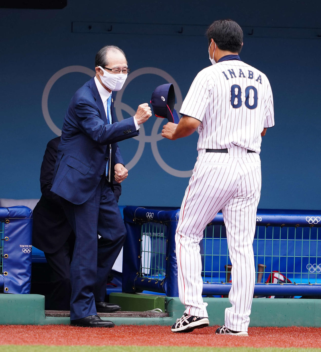 日本対ドミニカ共和国　初戦をサヨナラ勝利で飾った稲葉監督（右）とタッチをかわす王氏（撮影・江口和貴）