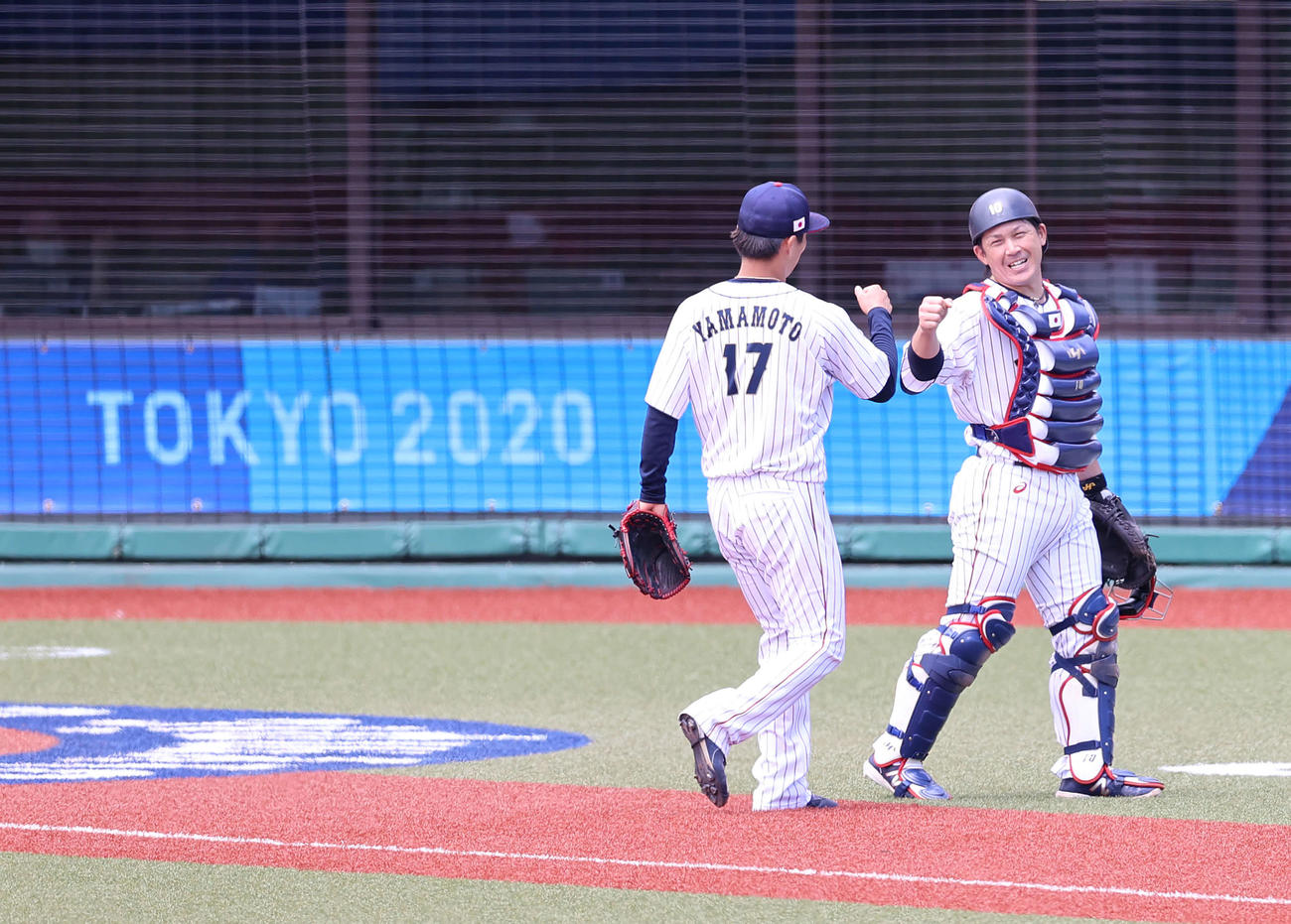日本対ドミニカ共和国　1回表を無失点で終え、山本（左）とグータッチをかわす甲斐（撮影・河野匠）