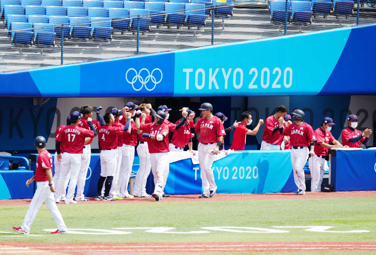 日本対メキシコ　4回表日本1死一、三塁、3点本塁打を放ちナインとタッチをかわす山田（撮影・江口和貴）
