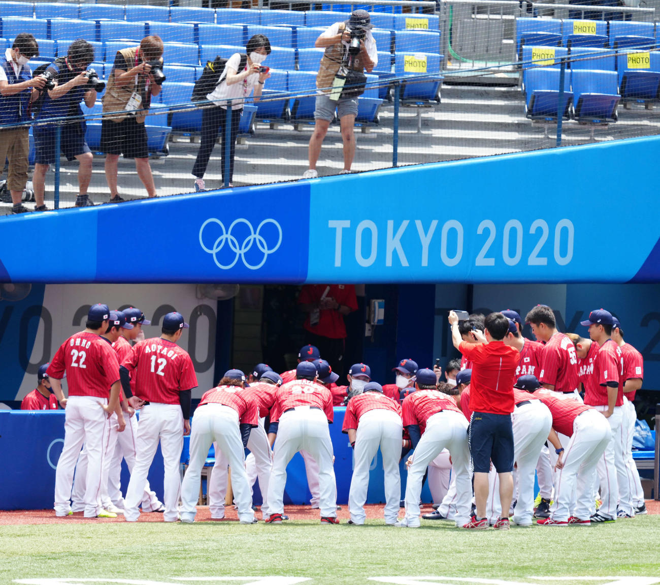 日本対メキシコ　試合前、円陣を組む日本の選手たち（撮影・江口和貴）