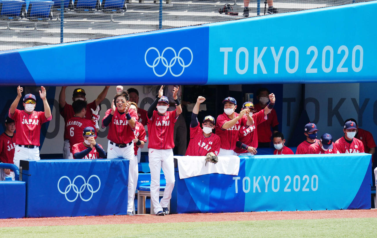 日本対メキシコ　2回表日本2死一、二塁、甲斐が同点適時打を放ち歓喜する選手たち（撮影・江口和貴）