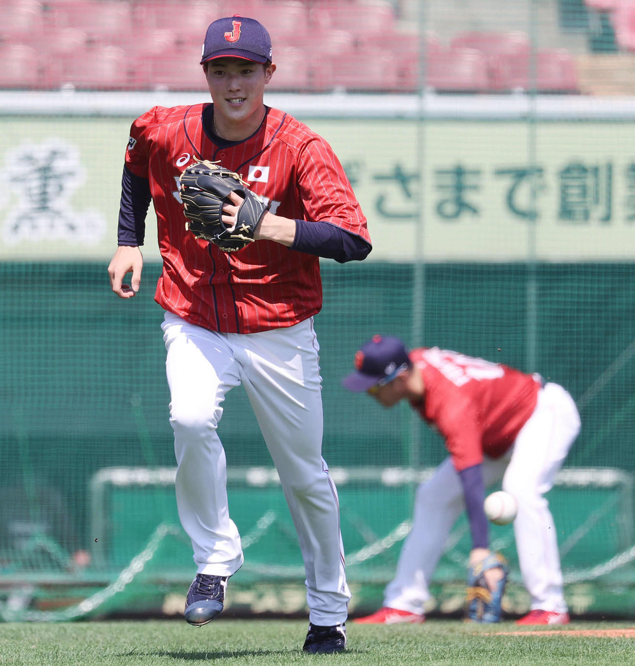 投内連係で汗を流す森下（撮影・垰建太）
