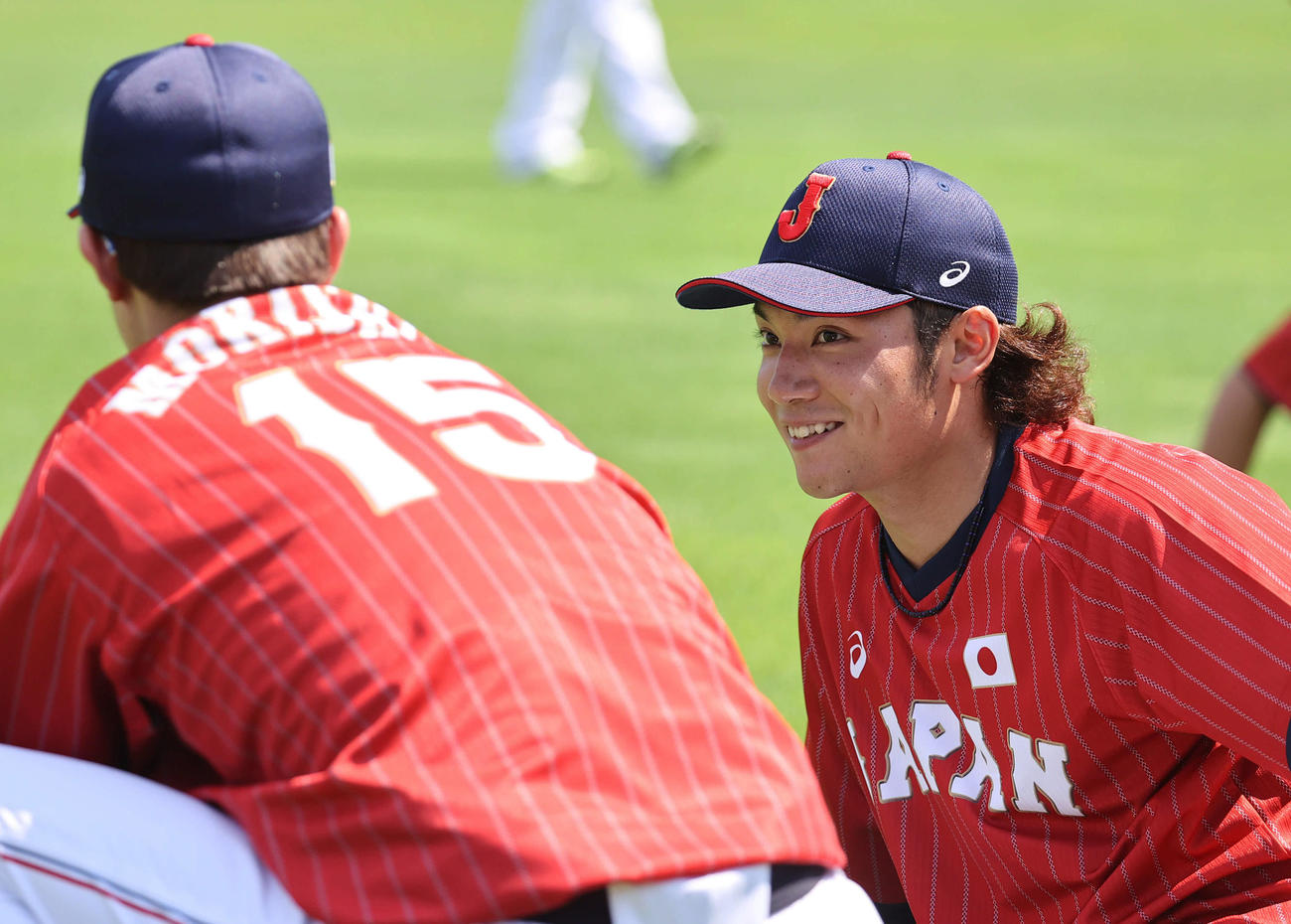 森下（左）と談笑する伊藤（撮影・垰建太）
