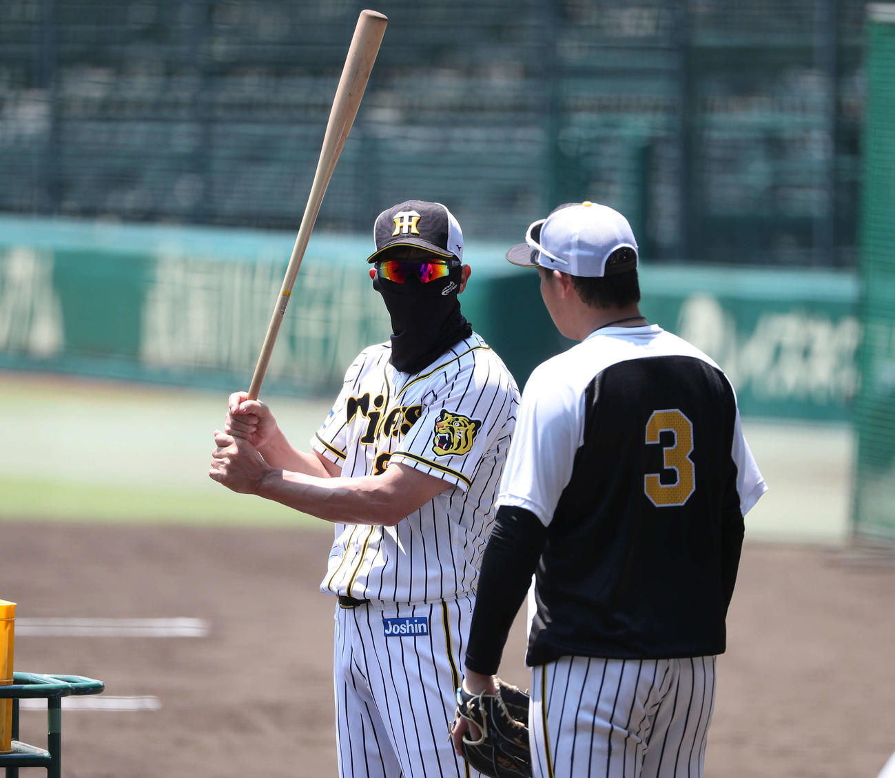 大山（右）に打撃指導する矢野監督（撮影・白石智彦）
