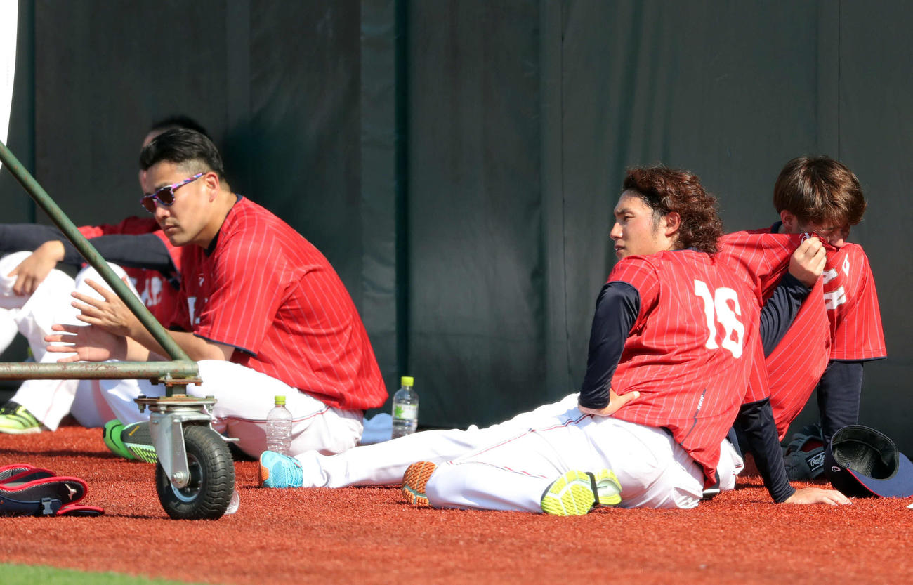 キャッチボールを終えストレッチする伊藤（中央）と田中将（左）（撮影・垰建太）
