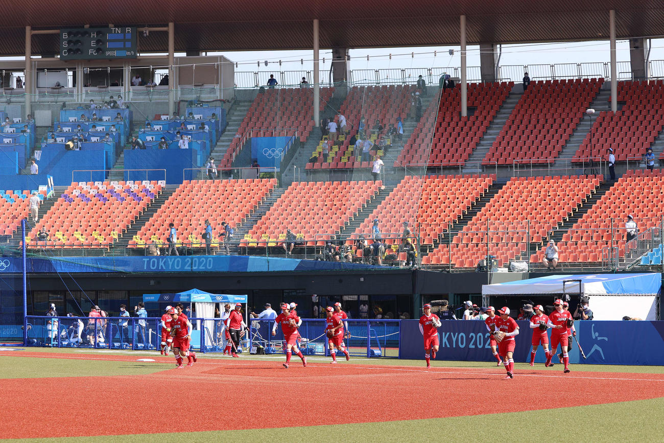 オーストラリア対日本　試合前練習のためグラウンドに出る日本の選手たち（撮影・河野匠）