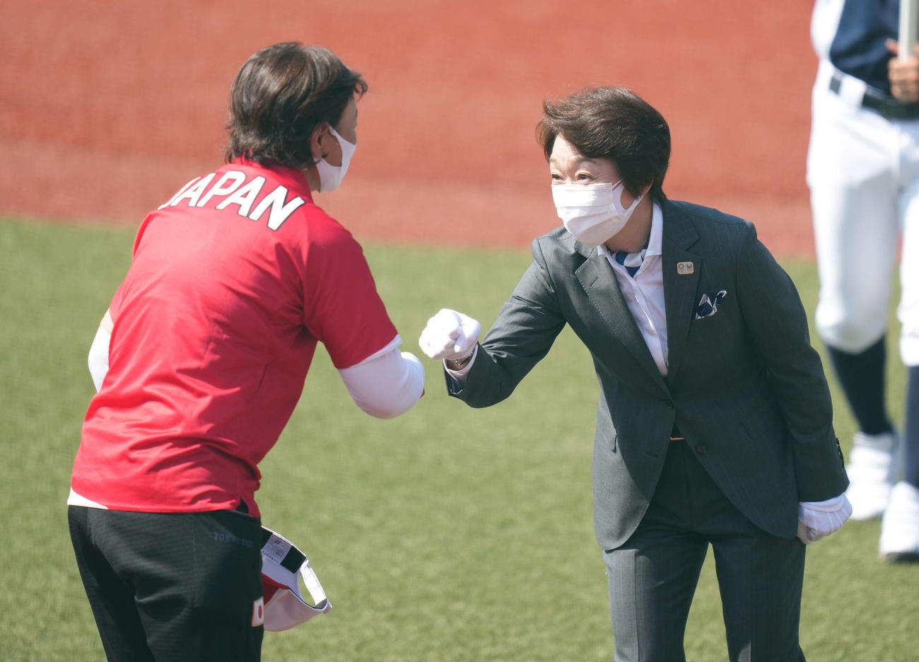 オーストラリア対日本　試合前、宇津木監督（左）とタッチを交わす橋本聖子東京五輪パラリンピック組織委員会会長（撮影・鈴木みどり）