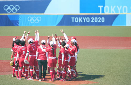 オーストラリア対日本　試合開始前、円陣を組む日本ナイン（撮影・鈴木みどり）