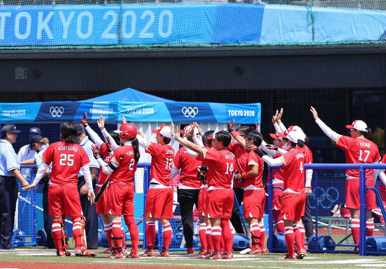 オーストラリア対日本　オーストラリアにコールド勝ちを収め、相手ベンチに向かって手を振る日本チーム（撮影・河野匠）