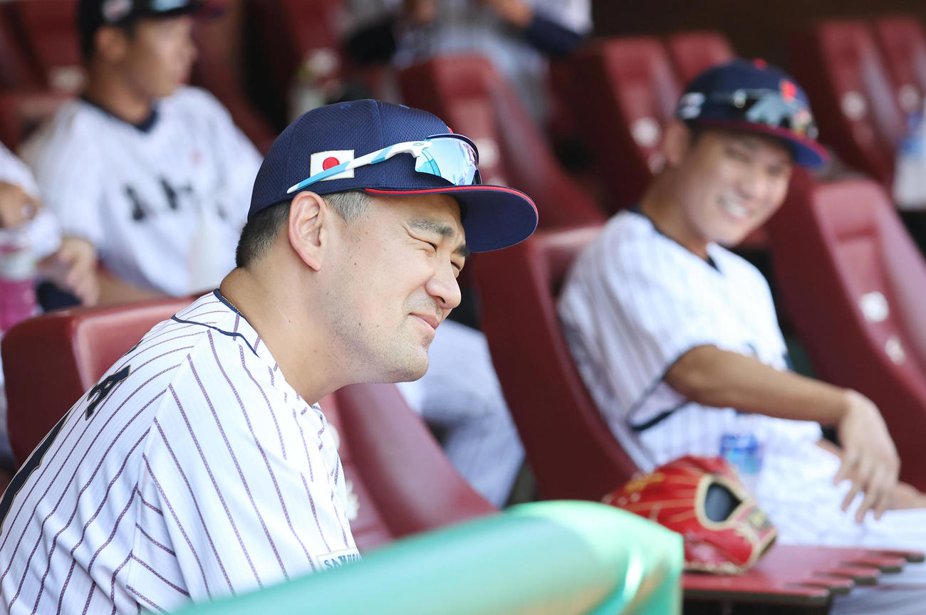 練習前、坂本と談笑する田中将（手前）（撮影・垰建太）
