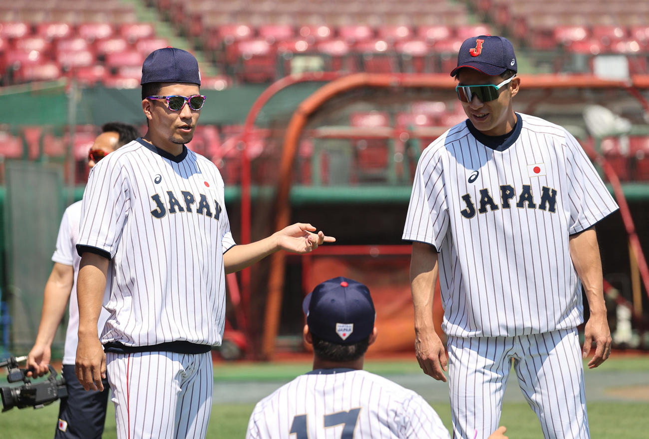 練習前、談笑する千賀（左）と柳田（撮影・垰建太）