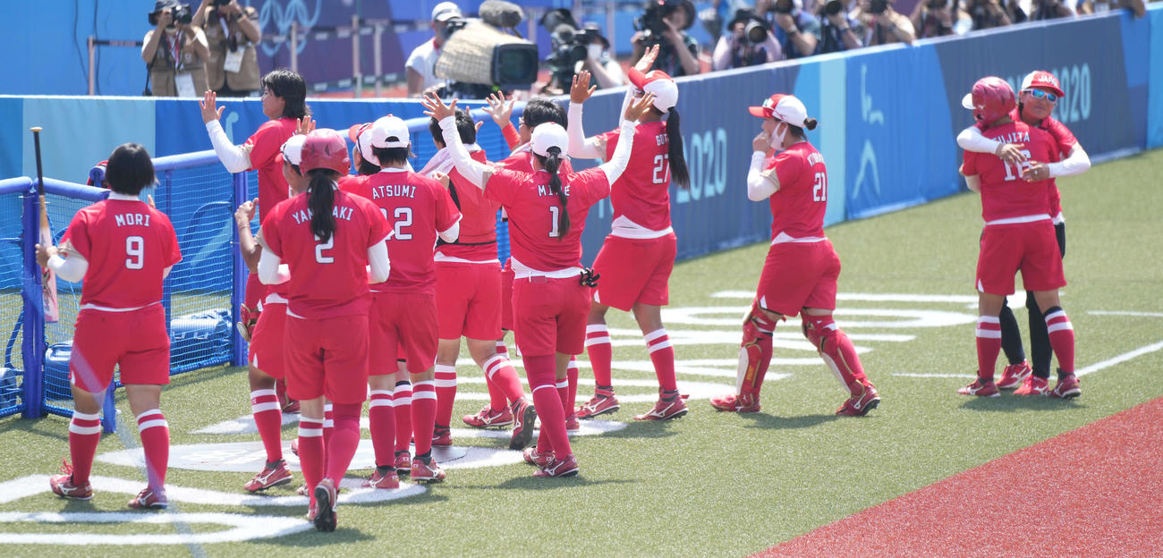 日本対オーストラリア　4回裏日本無死一塁、藤田の左越え2点本塁打で沸く日本ナイン。右は藤田とハグする宇津木監督（撮影・鈴木みどり）