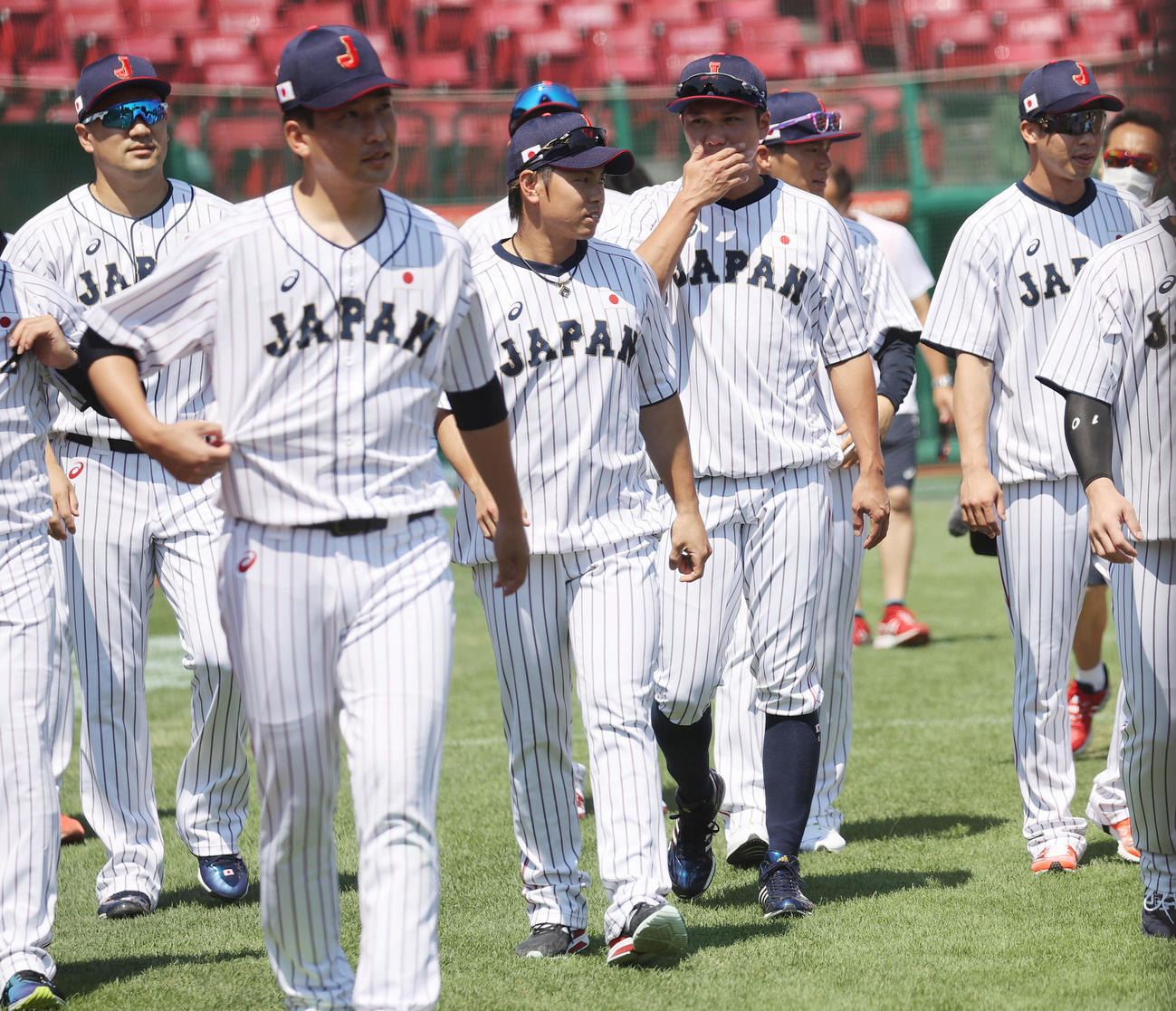 練習前、グラウンドに入る坂本（右から2人目）ら侍ジャパンの選手たち（撮影・垰建太）