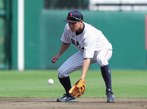 美脚強調？“イメチェン”侍坂本勇人ソックス上げるオールドスタイルに