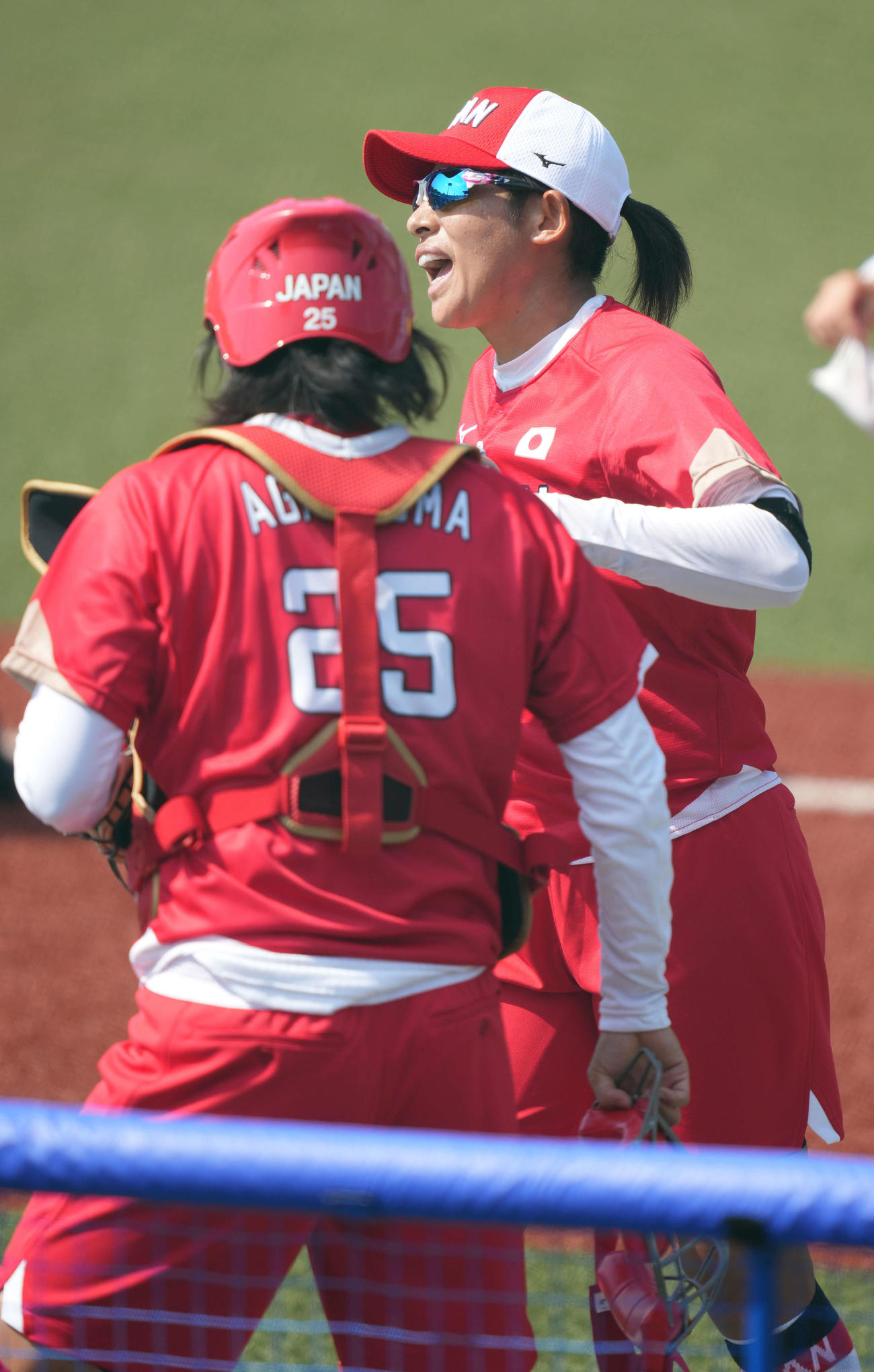 日本対オーストラリア　1回表を終え、我妻（左）とタッチを交わす上野（撮影・鈴木みどり）