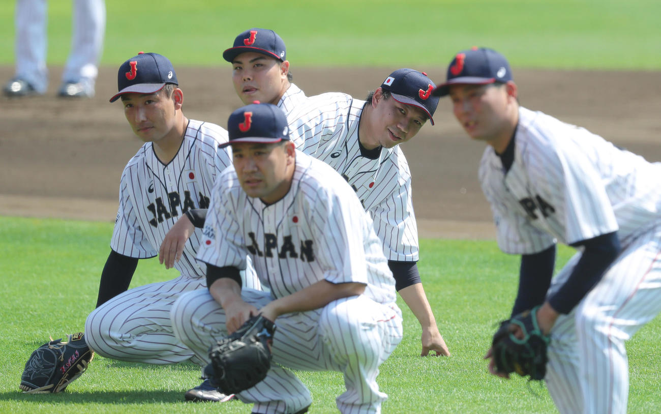 投手陣の投内連係を見つめる、後方から平良、大野雄、岩崎、田中将、栗林（撮影・垰建太）