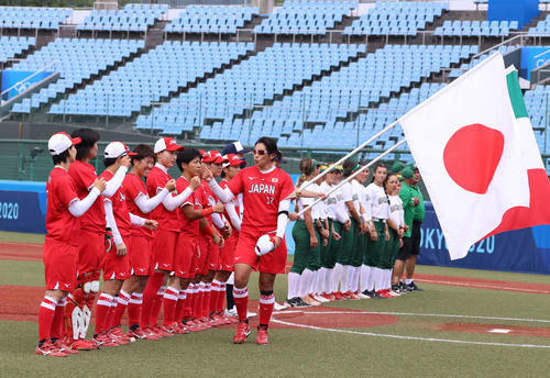 メキシコ対日本　選手紹介でナインとエアタッチをかわす上野（撮影・河野匠）