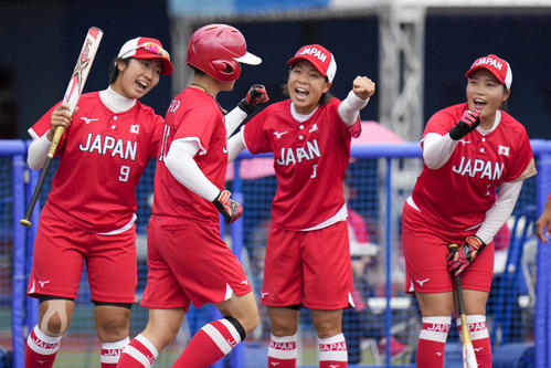 メキシコ対日本　2回裏日本1死、先制の左越え本塁打を放ち祝福される藤田（左から2人目）（AP）