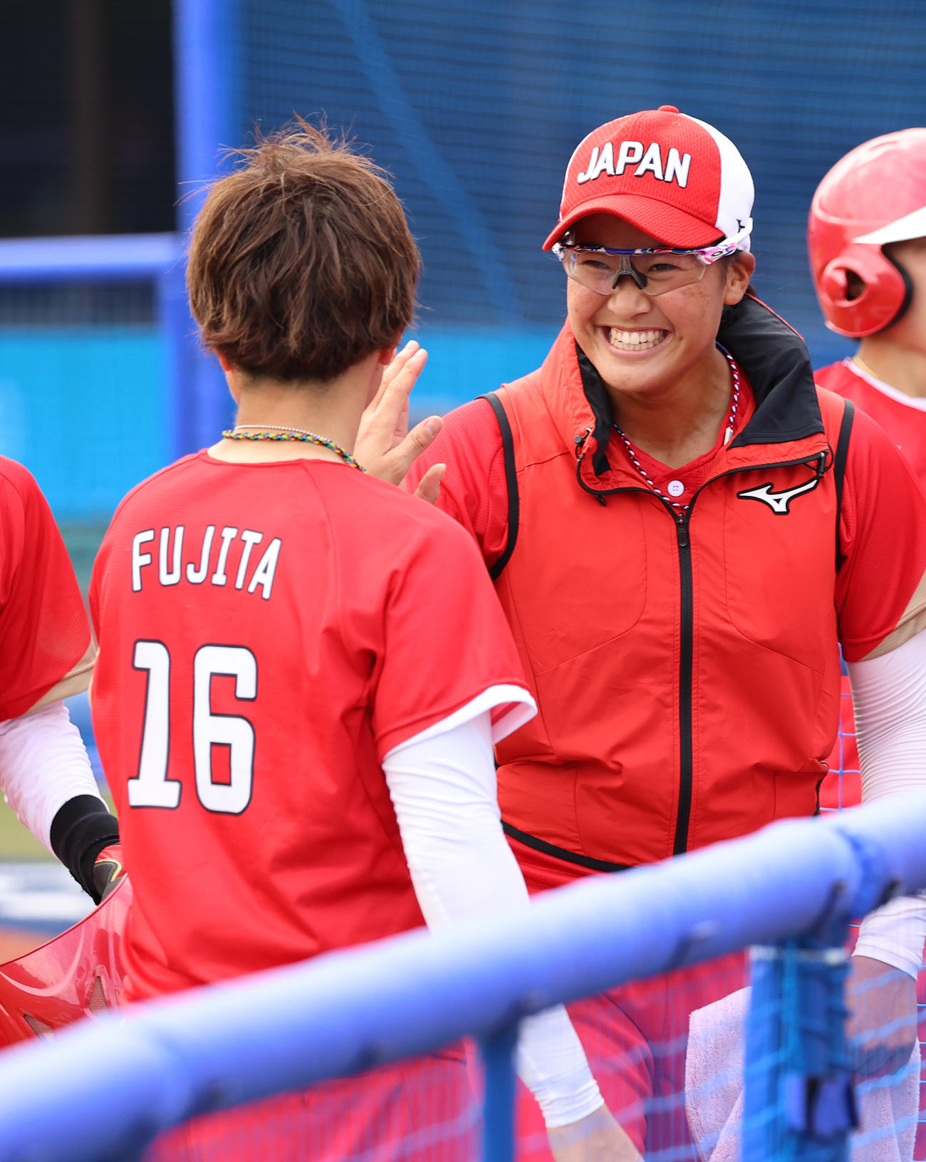 メキシコ対日本　メキシコに勝利し、藤田（手前）に笑顔を見せる後藤（撮影・河野匠）