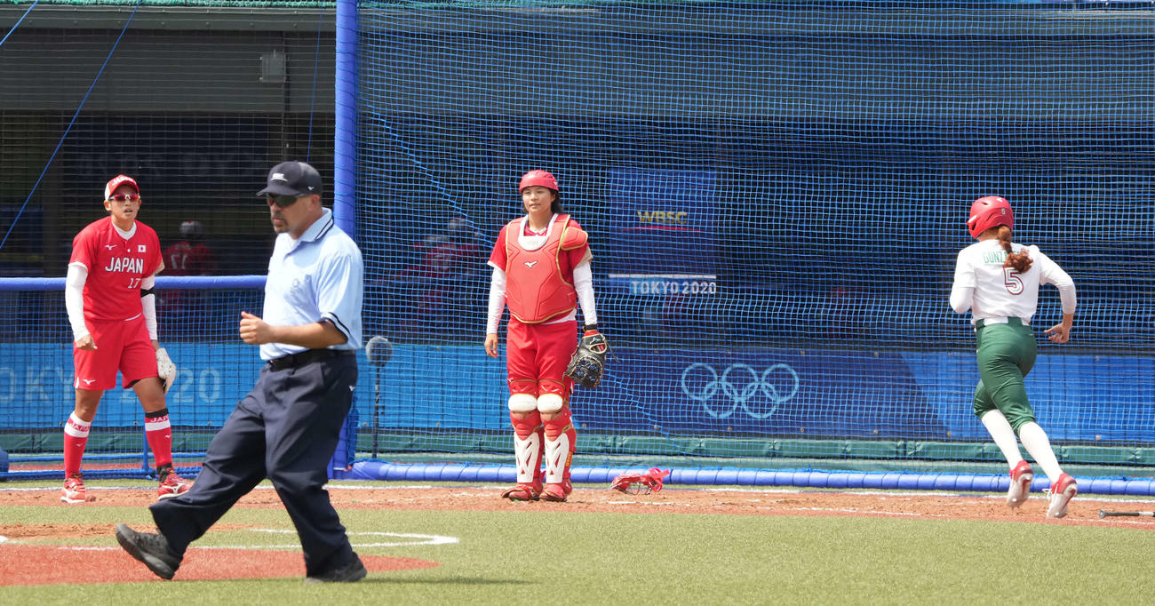 メキシコ対日本　7回表メキシコ無死一、三塁、ウルテスの打球を山田が捕球しそこない三塁走者が同点の生還を果たし、ぼうぜんとする上野（左）（撮影・河野匠）