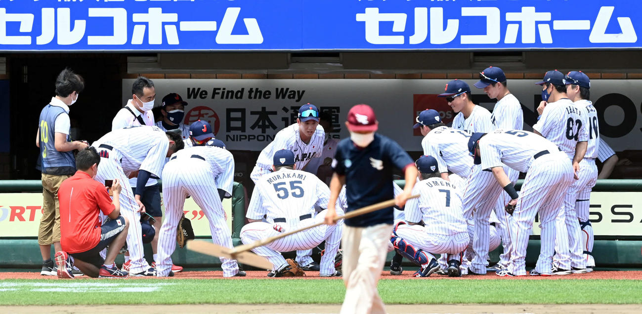 日本代表対楽天　試合雨、声出しする栗原（撮影・たえ見朱実）
