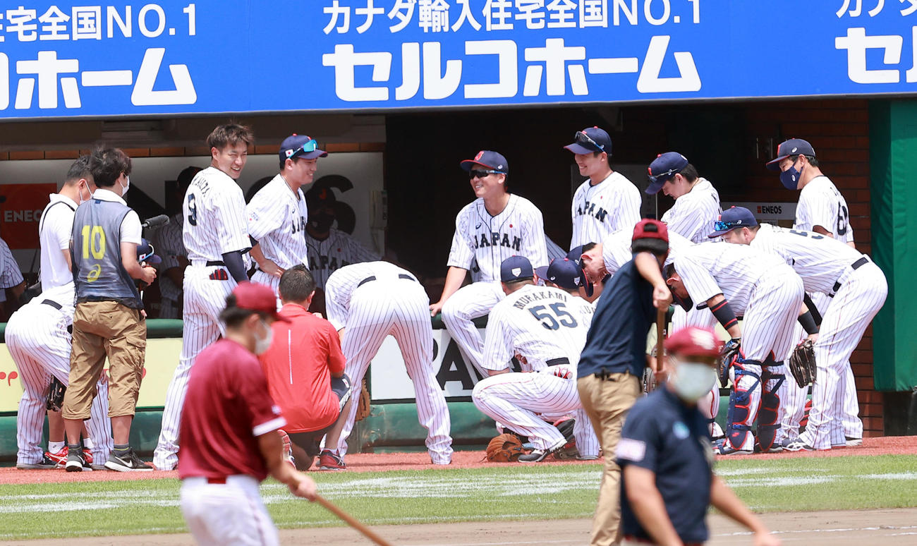 日本代表対楽天　試合前円陣で、笑顔を見せる柳田悠岐（左）ら日本代表ナイン（撮影・浅見桂子）