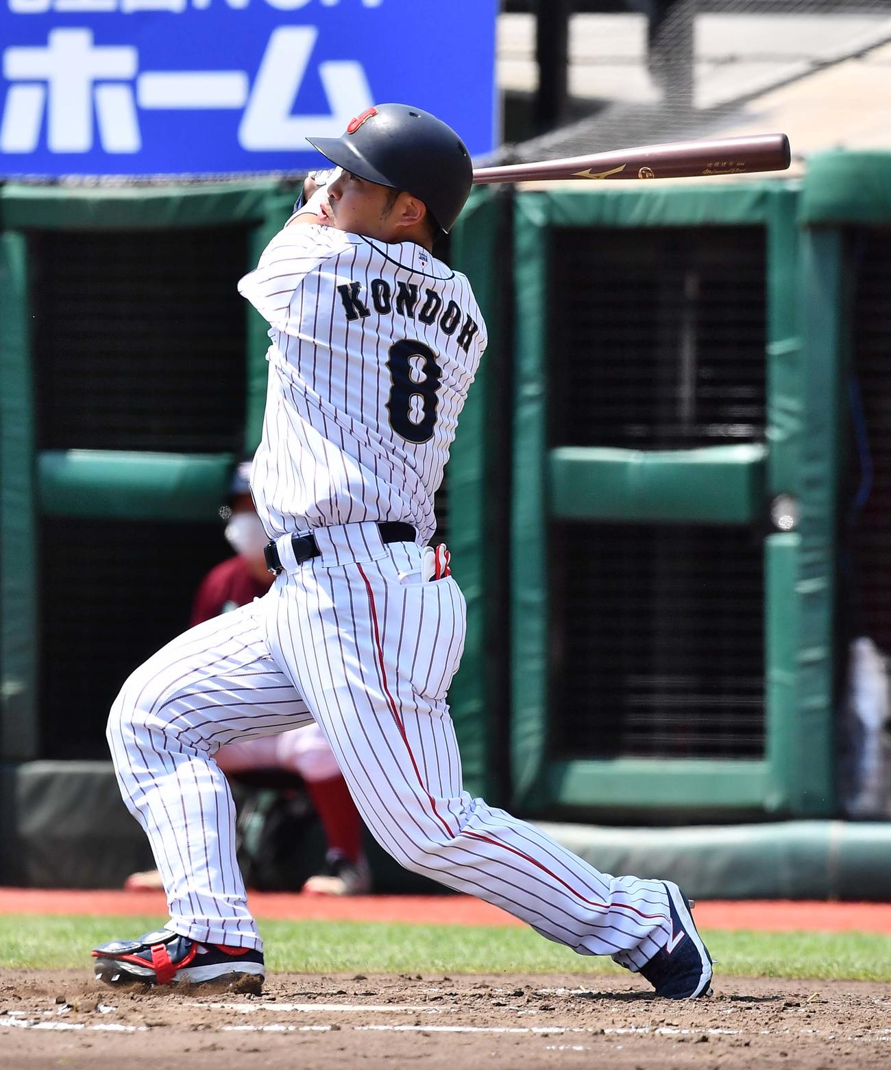 日本代表対楽天　1回裏日本代表1死満塁、中犠飛を放つ近藤（撮影・上田博志）