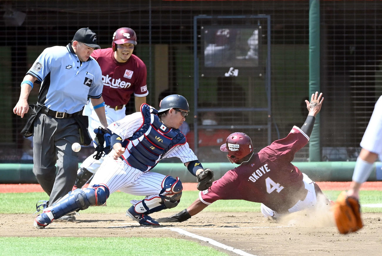 日本代表対楽天　4回表楽天1死三塁、茂木の右犠飛で生還するオコエ（撮影・たえ見朱実）