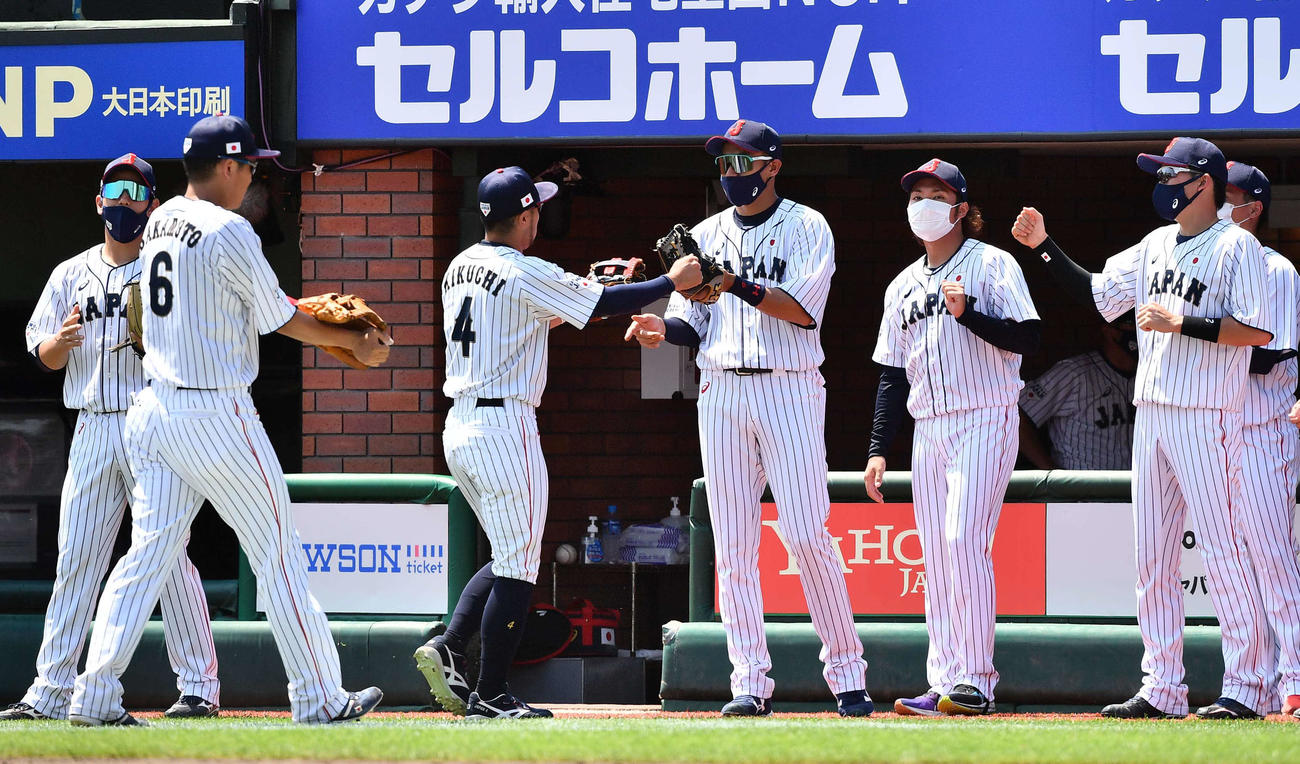 日本代表対楽天　4回、守備を終えたナインを出迎える柳田悠岐（中央）（撮影・上田博志）