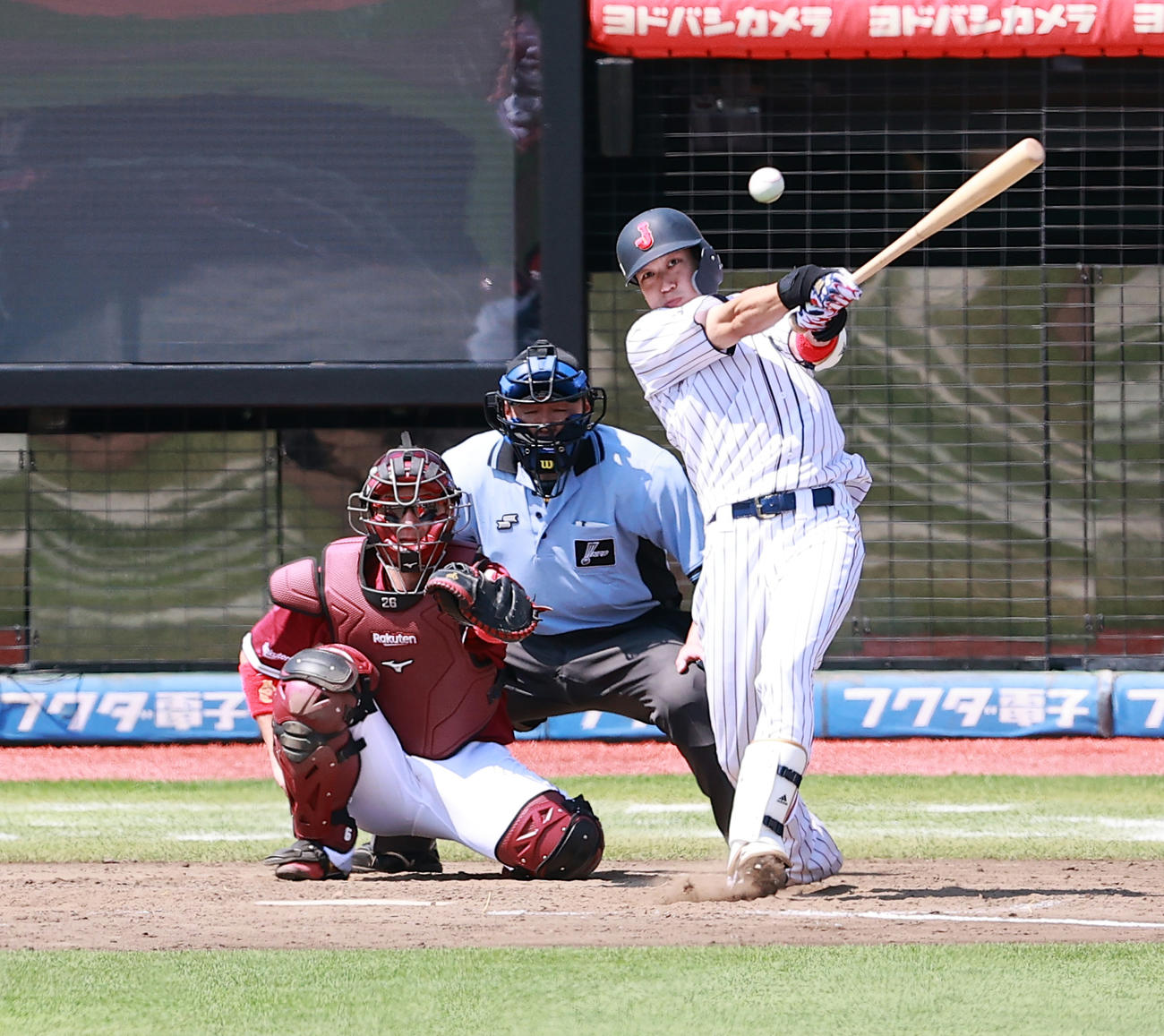 日本代表対楽天　5回裏日本代表無死、山田は左前打を放つ（撮影・浅見桂子）