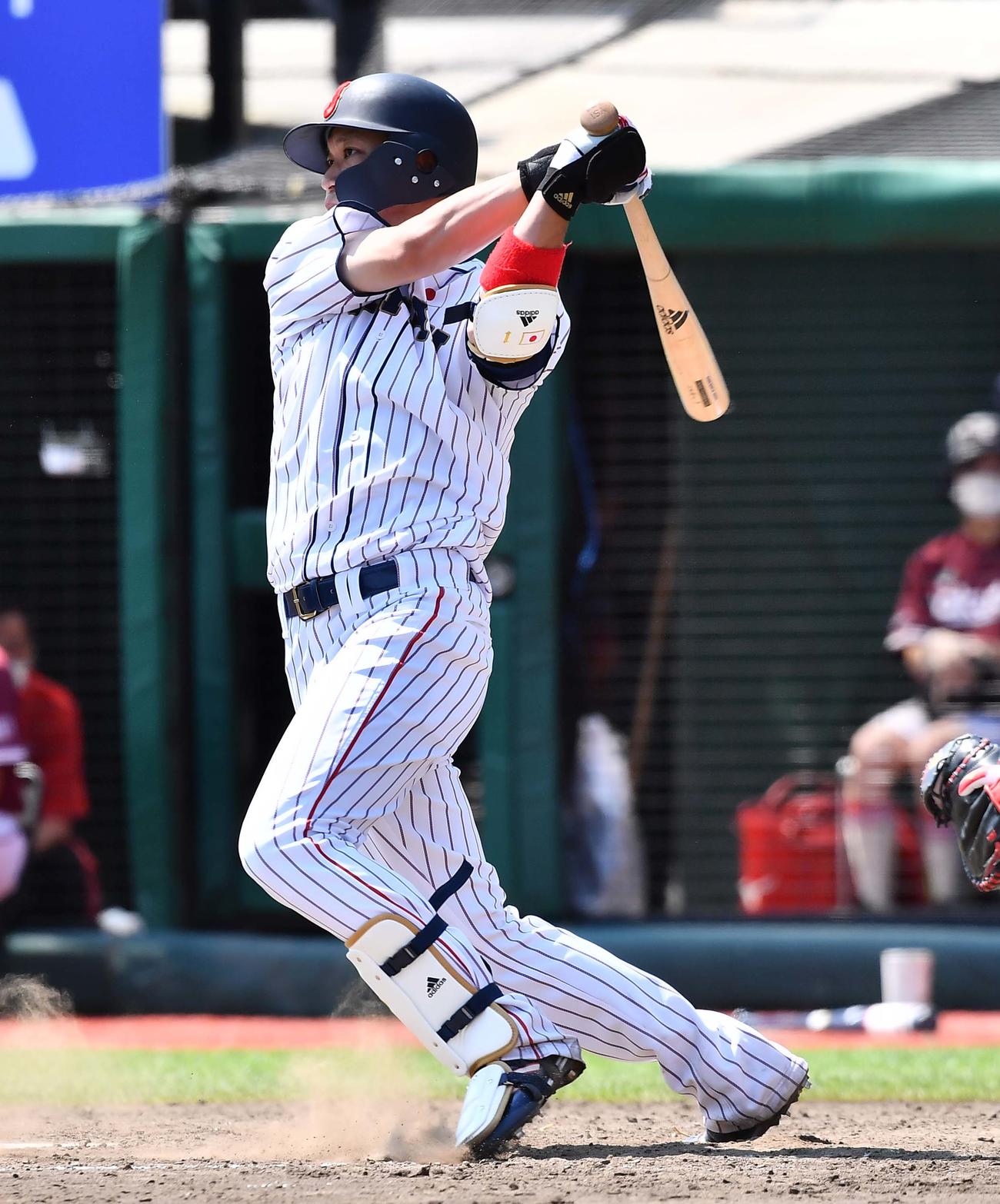 日本代表対楽天　5回裏日本代表無死、左前安打を放つ山田哲人（撮影・上田博志）