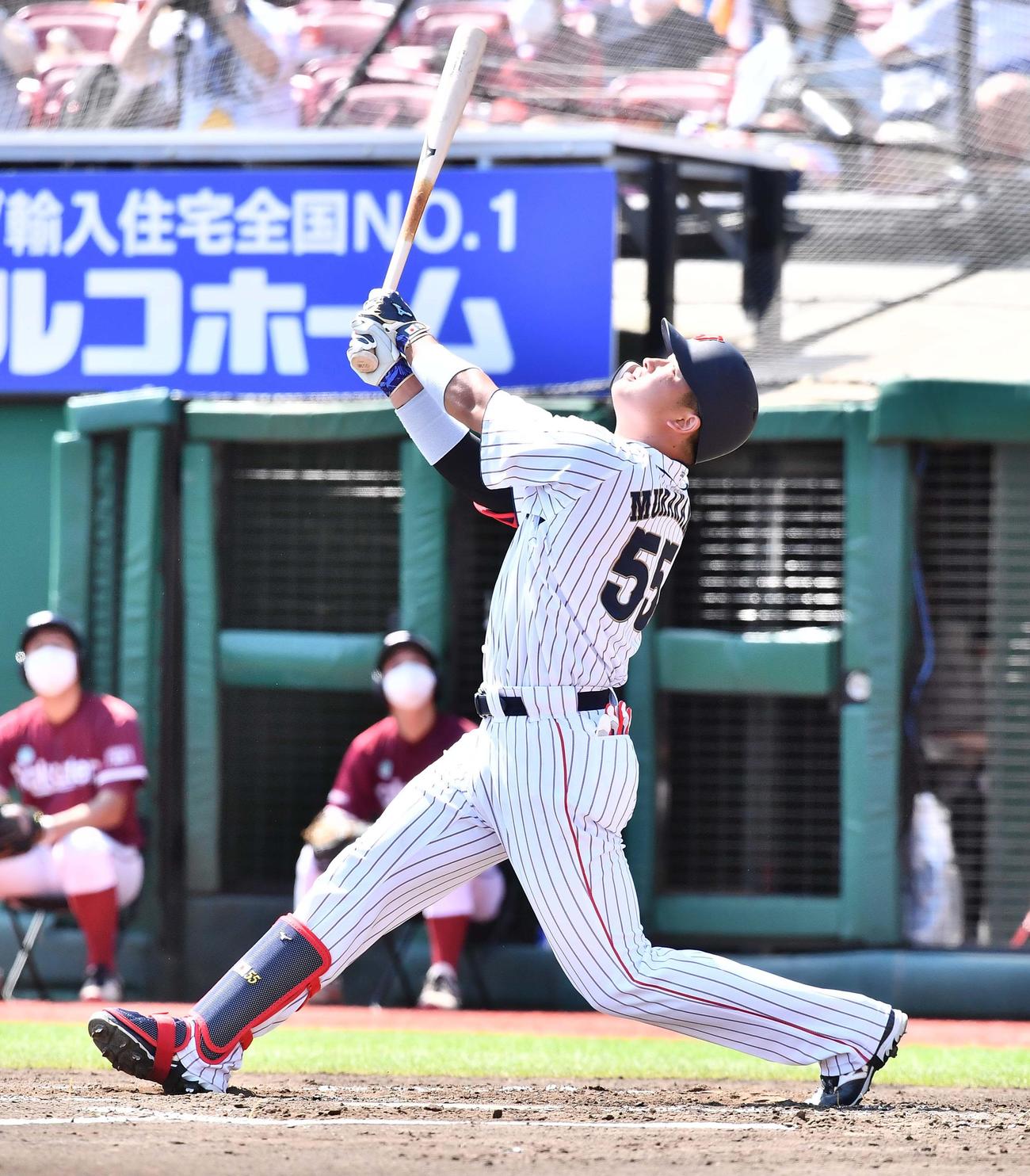 日本代表対楽天　6回裏日本代表無死一塁、捕邪飛に倒れる村上（撮影・上田博志）