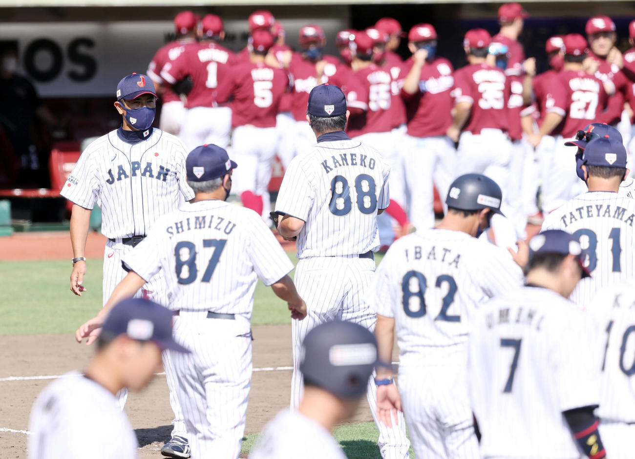 日本代表対楽天　楽天に敗れあいさつに向かう稲葉監督（左）ら日本代表の選手たち（撮影・垰建太）