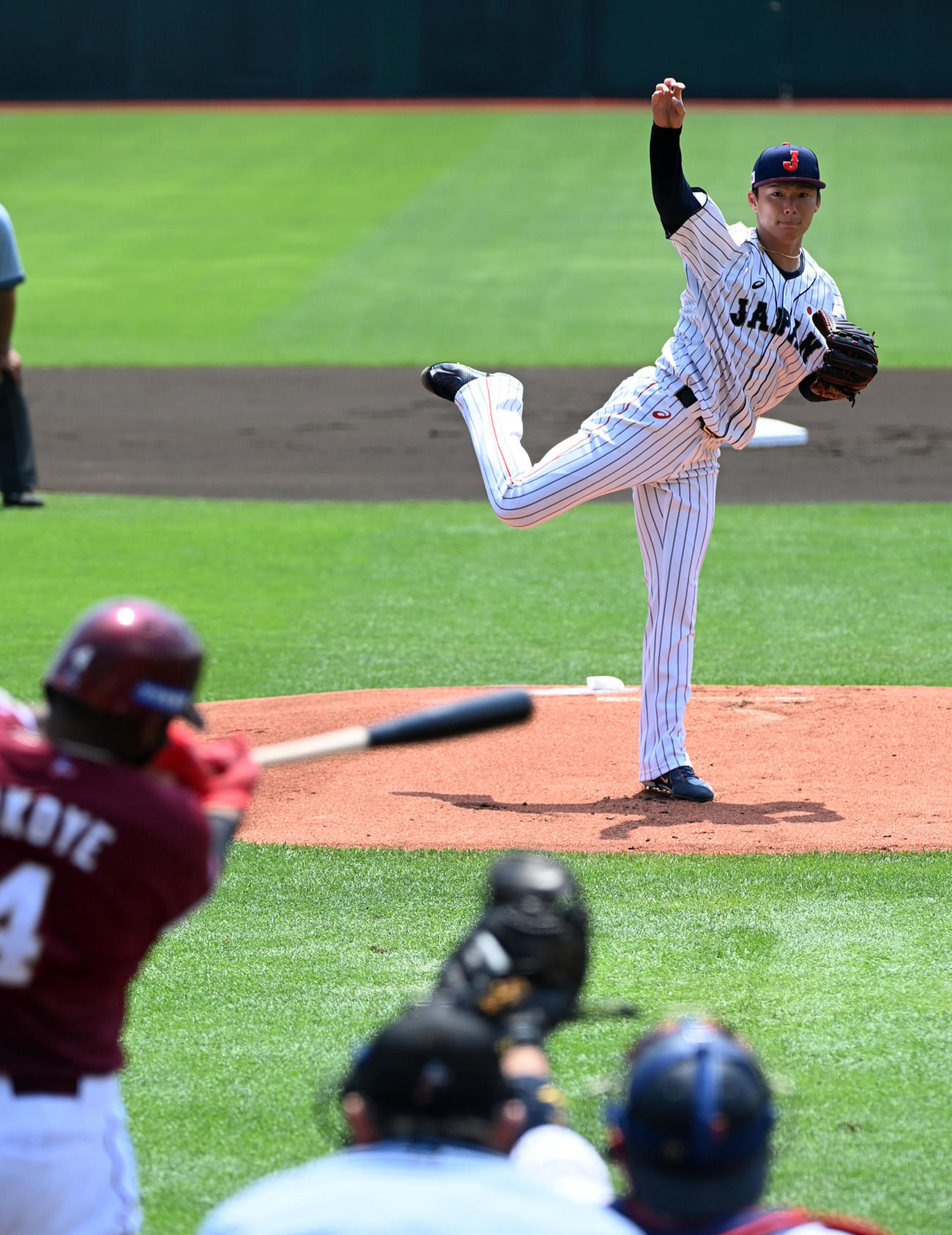 日本代表対楽天　1回表楽天無一死塁、オコエを空振りの三振に打ち取った日本代表先発の山本（撮影・前岡正明）