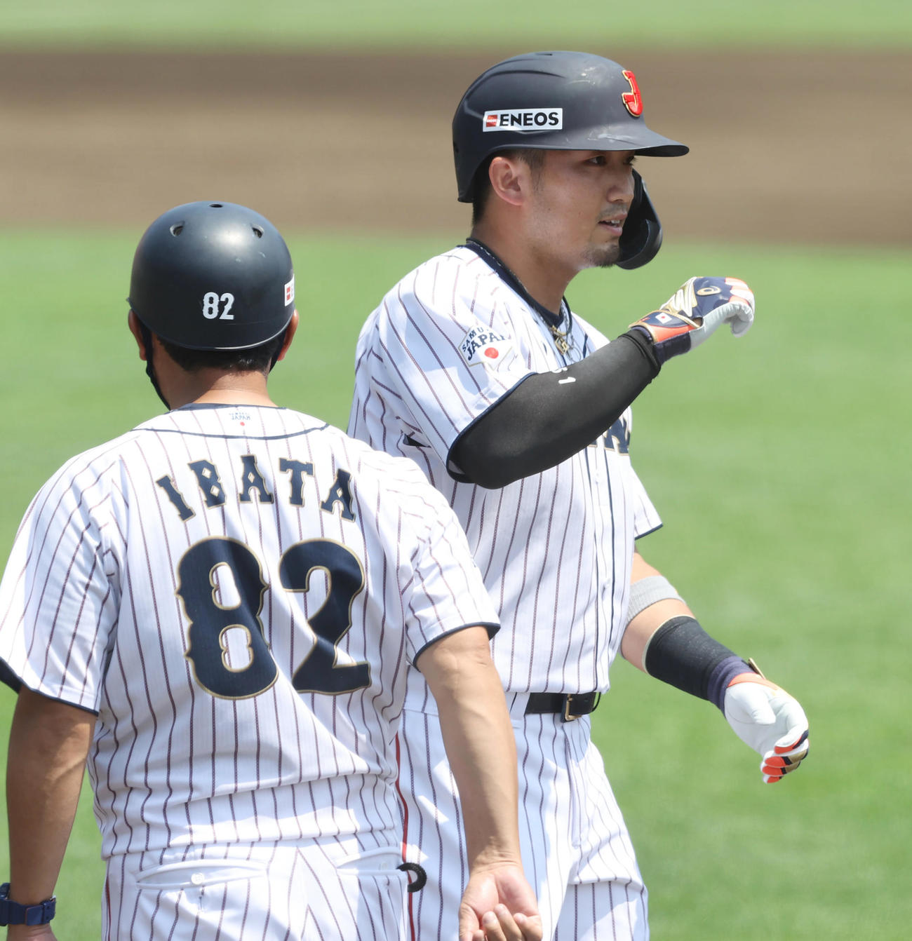 日本代表対楽天　1回裏日本代表無死満塁、押し出しの四球を選び井端コーチ（左）とグータッチを交わす鈴木誠（撮影・垰建太）