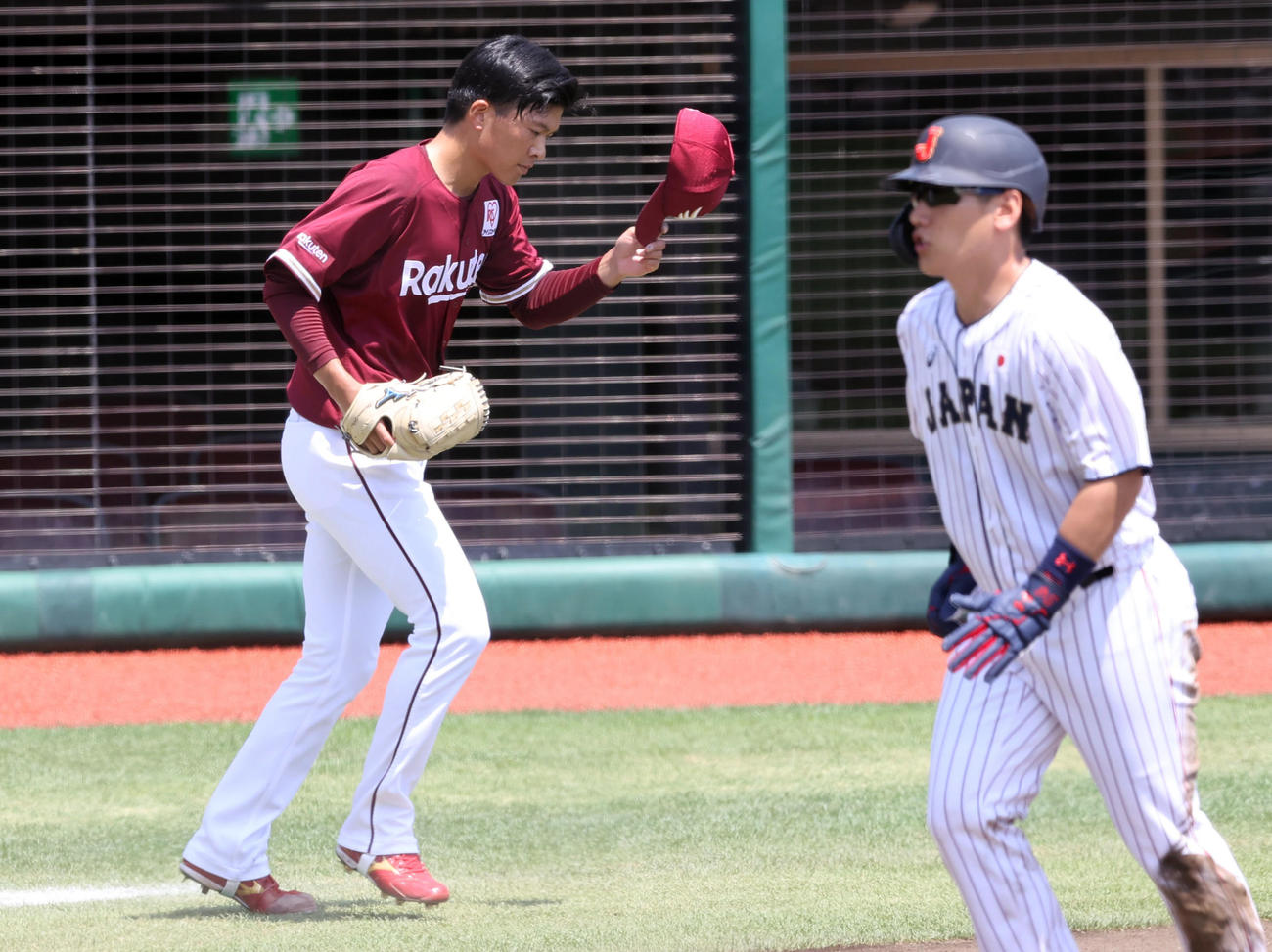日本代表対楽天　1回裏日本代表1死満塁、近藤の犠飛で吉田正（手前）の生還を許す早川（撮影・垰建太）