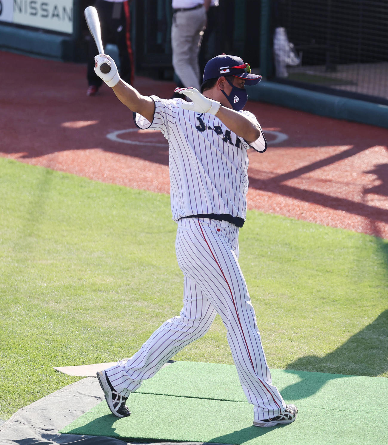 日本代表対楽天　試合後、ティー打撃を行う稲葉監督（撮影・垰建太）