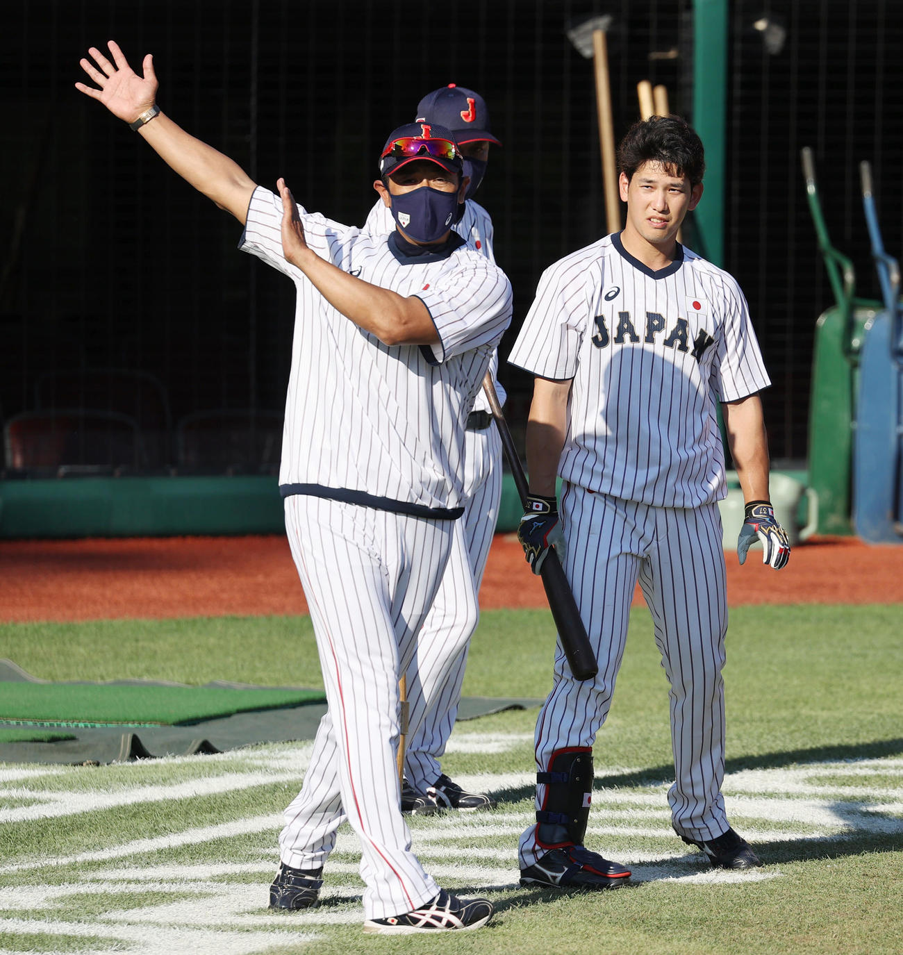 日本代表対楽天　試合後、居残りで打撃練習を行う栗原（右）を指導する稲葉監督（撮影・垰建太）