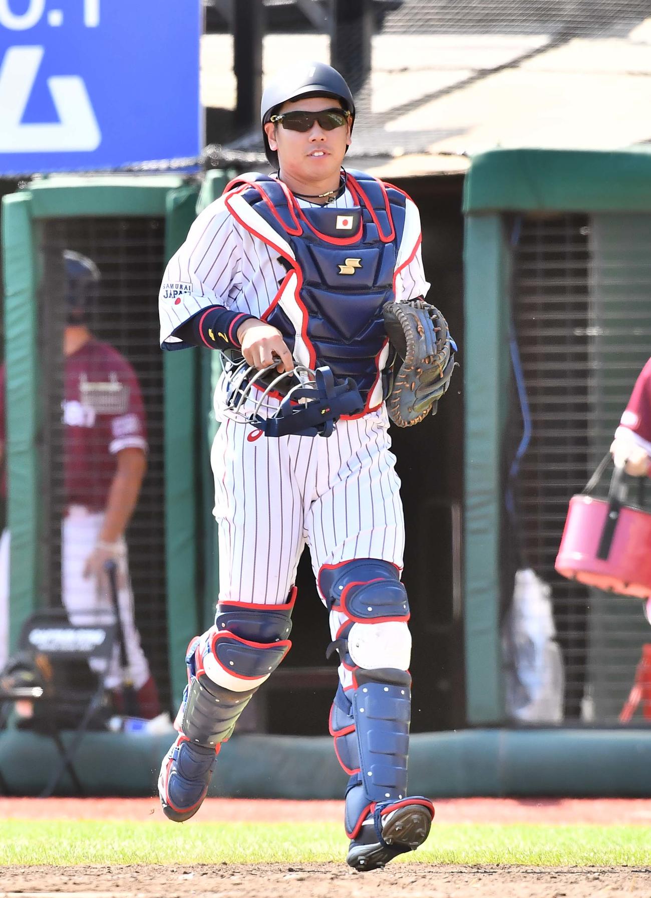 日本代表対楽天　7回から捕手の守備につく梅野隆太郎（撮影・上田博志）