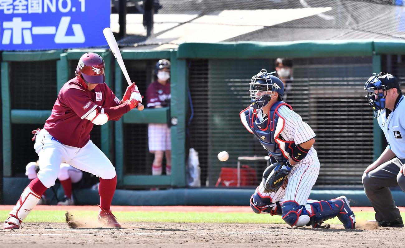 日本代表対楽天　千賀の投球を胸で止める梅野（撮影・上田博志）