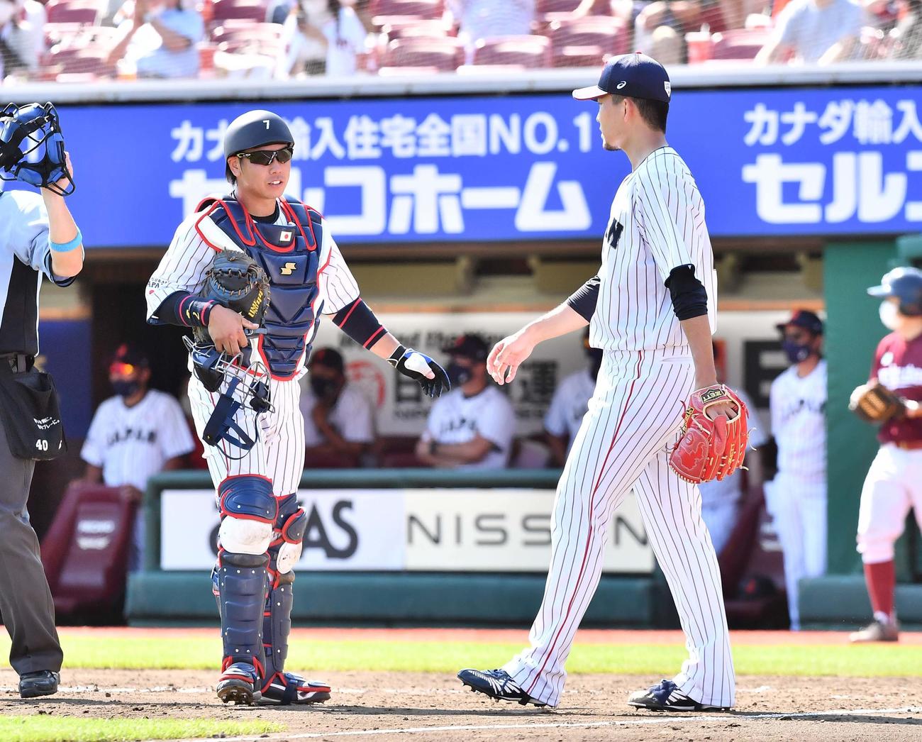 日本代表対楽天　8回、勝ち越しを許した千賀滉大（右）に声を掛ける梅野（撮影・上田博志）