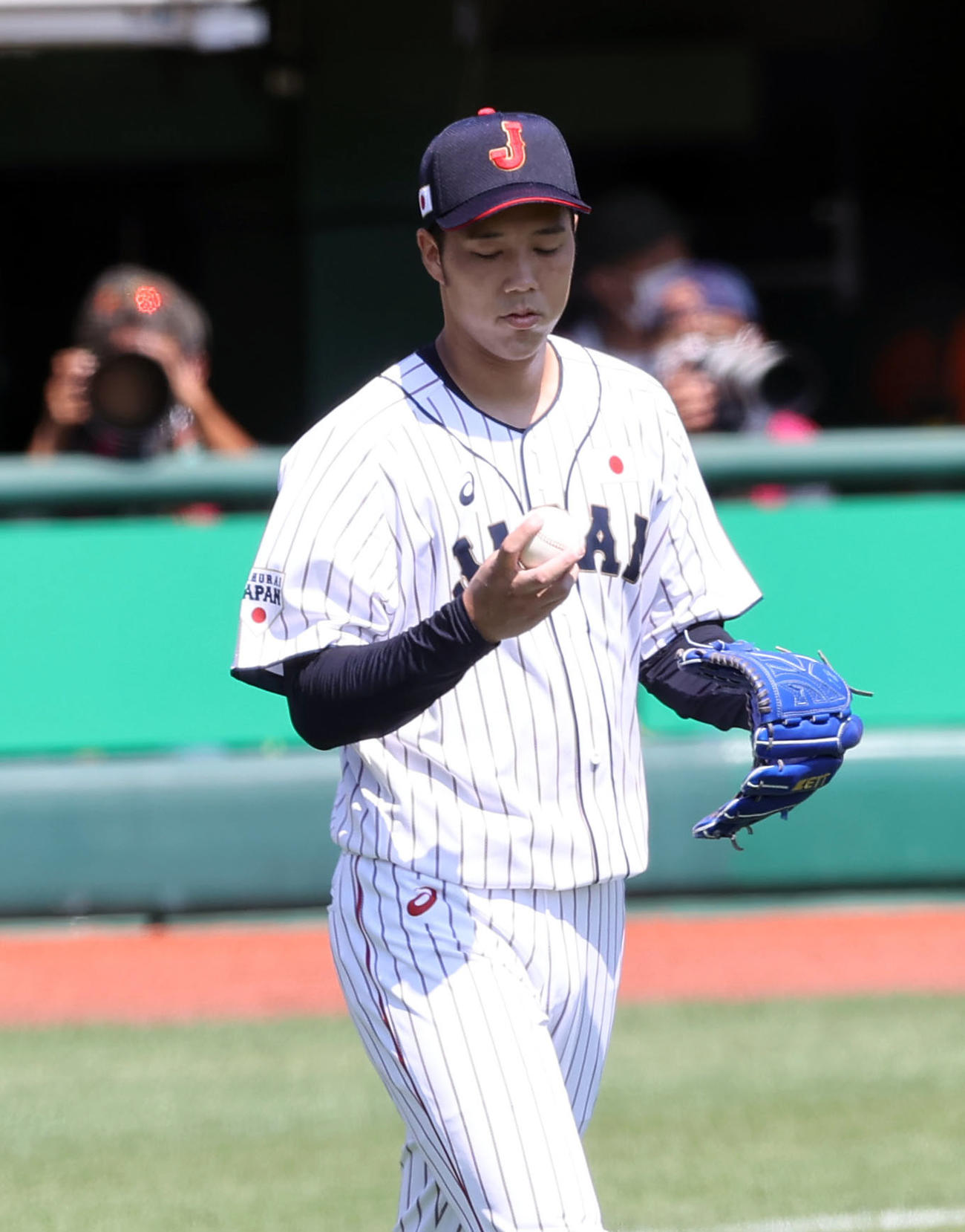 日本代表対楽天　6回表、投球間にボールをじっと見つめる日本代表青柳（撮影・垰建太）