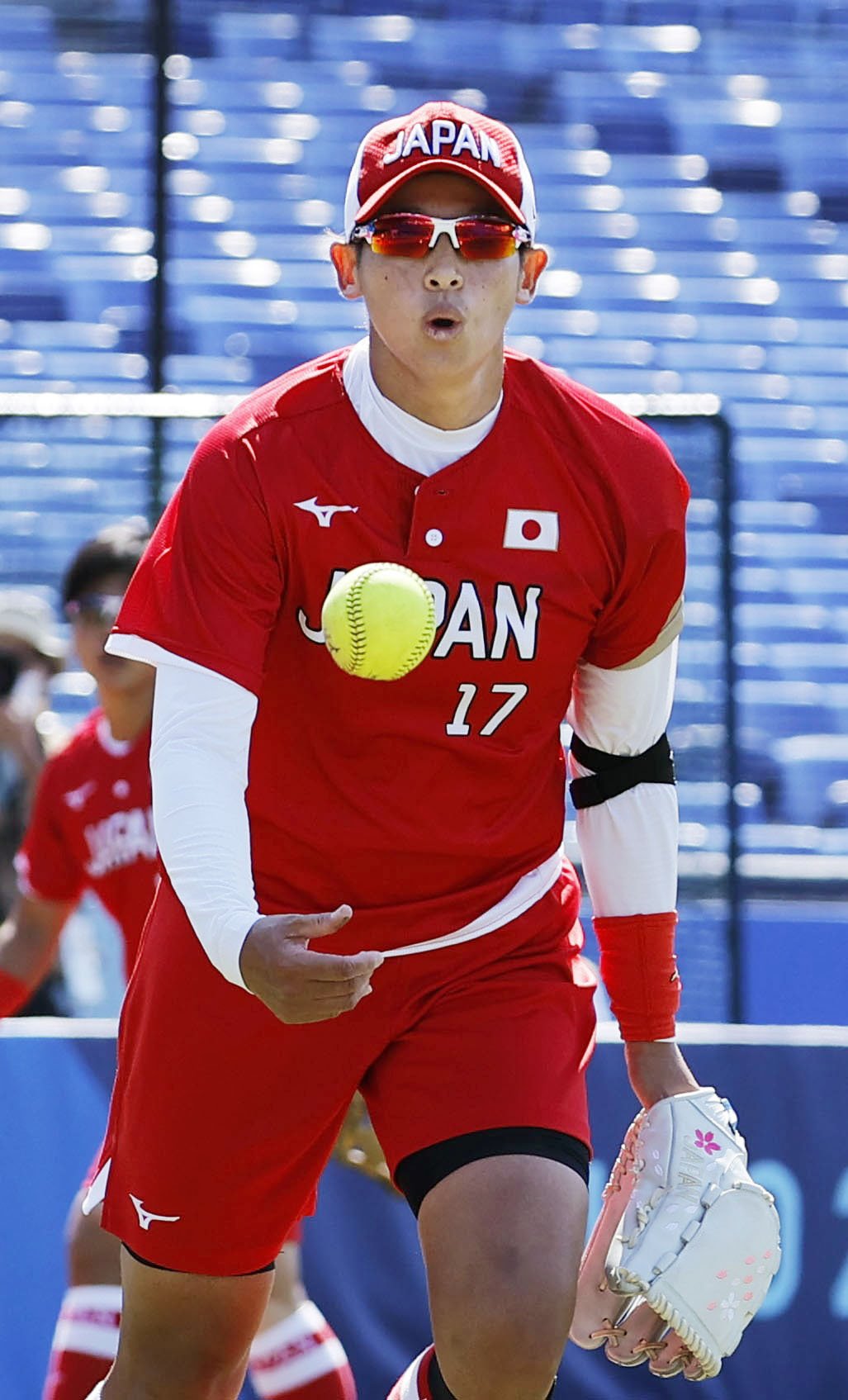 日本―カナダ　1回、投ゴロを好捕し、一塁にトスする上野（共同）