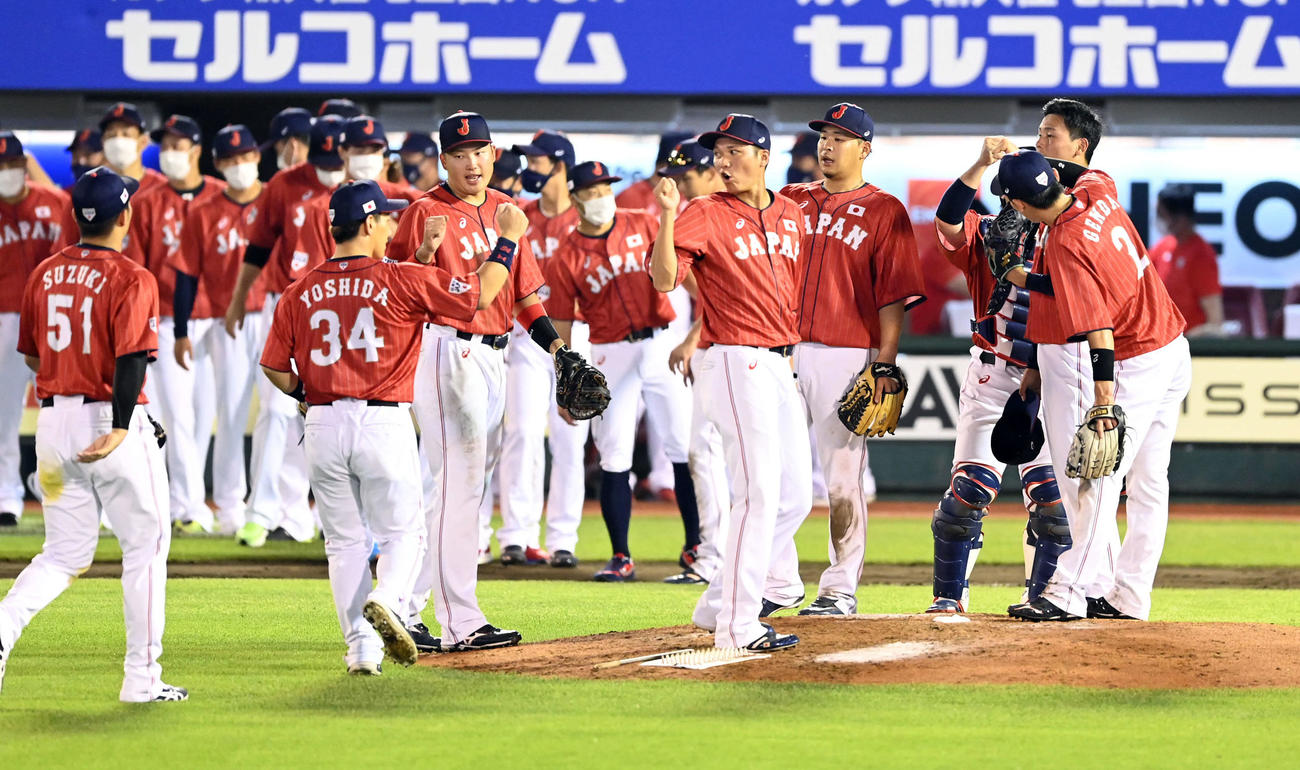 巨人対日本代表　巨人に勝利した日本代表ナイン（撮影・たえ見朱実）