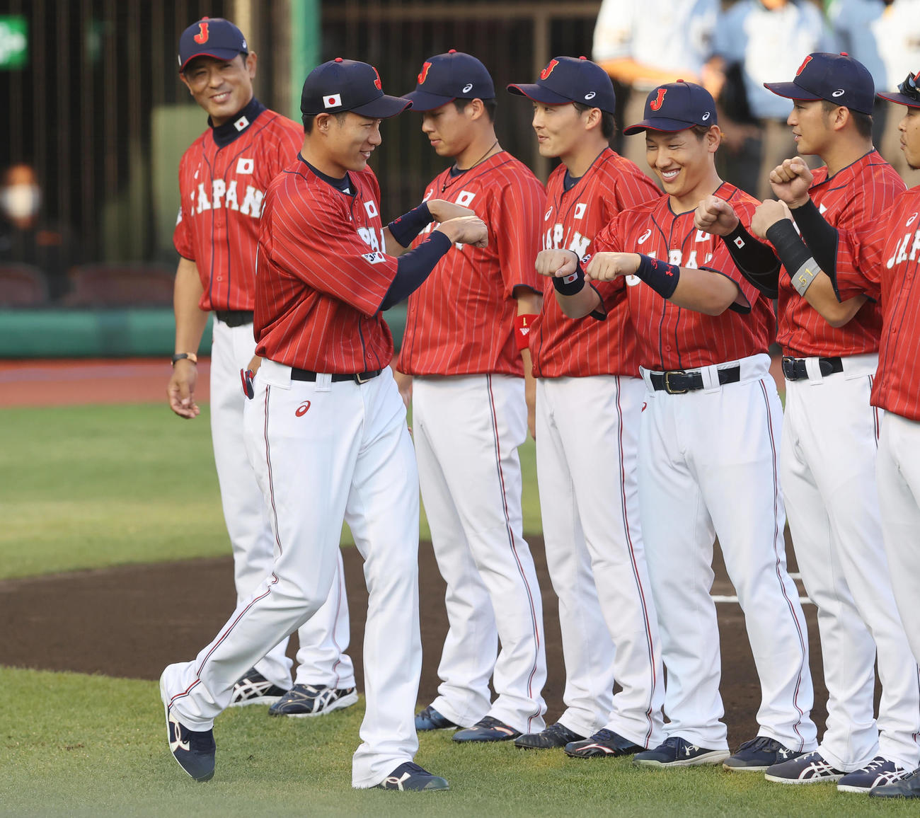 巨人対日本代表　試合前、選手紹介でダブルグータッチで入場する日本代表柳田（左）（撮影・垰建太）