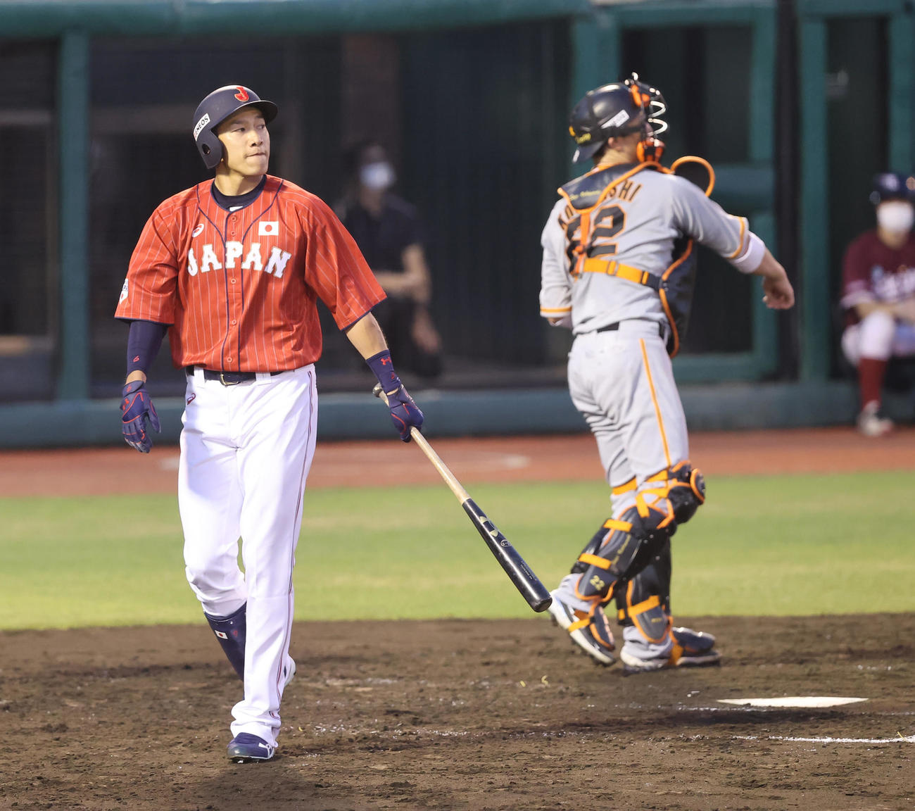 巨人対日本代表　4回表日本代表1死、三振に倒れ渋い表情で引き揚げる柳田（左）（撮影・垰建太）
