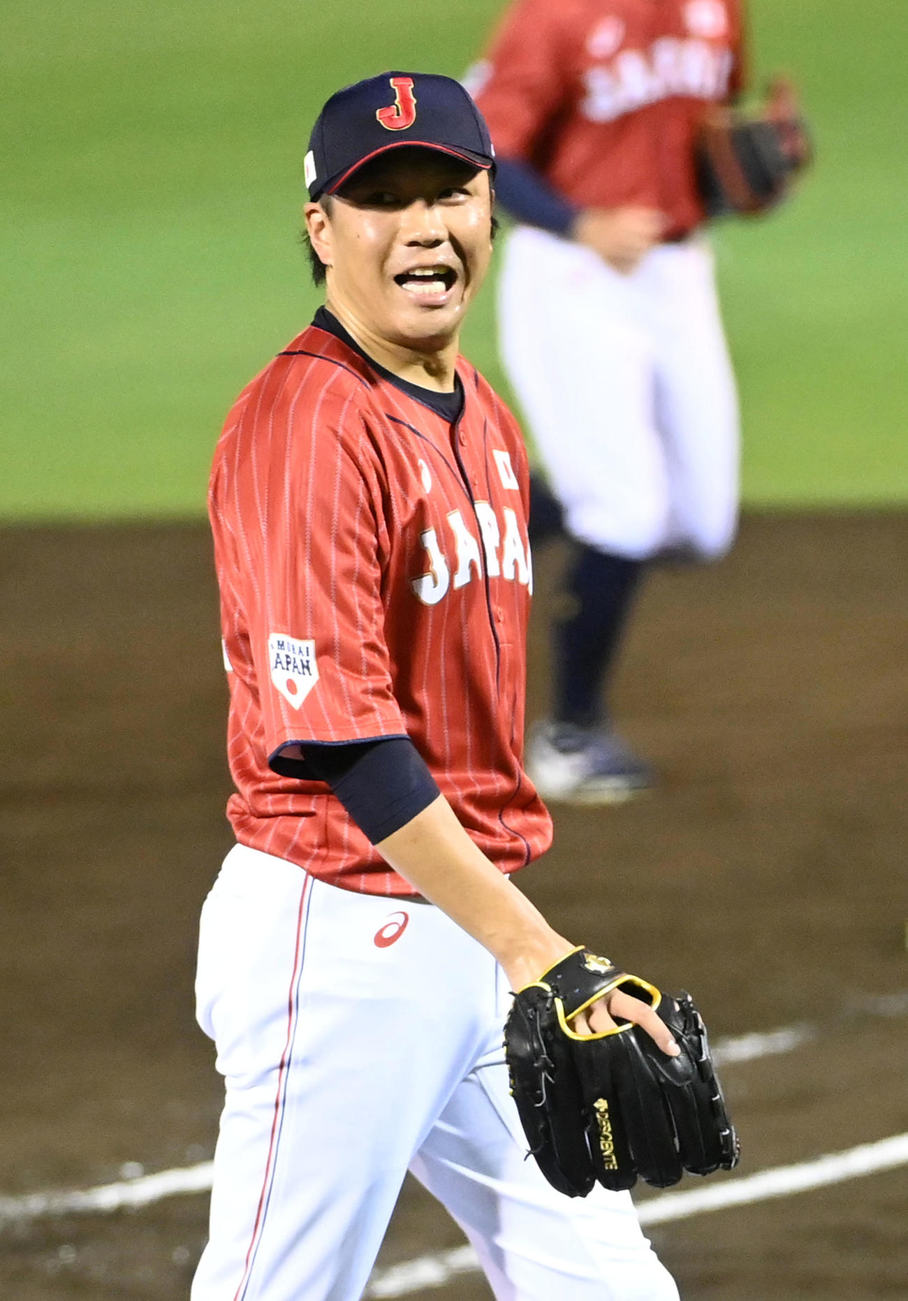 巨人対日本代表　5回、笑顔でベンチに戻る大野雄（撮影・前岡正明）