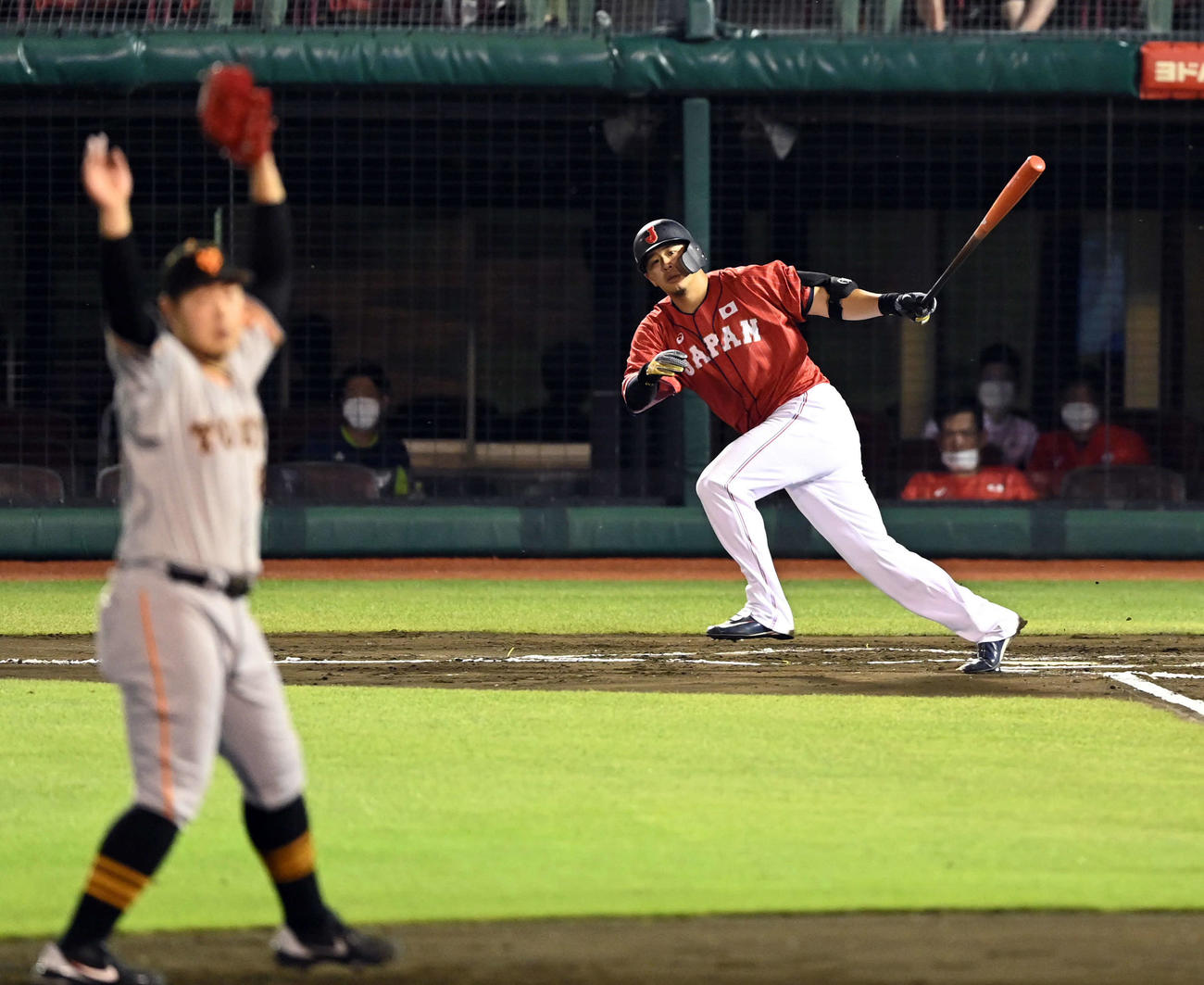 巨人対日本代表　6回裏侍ジャパン1死一、三塁、左前に適時二塁打を放つ浅村（撮影・たえ見朱実）