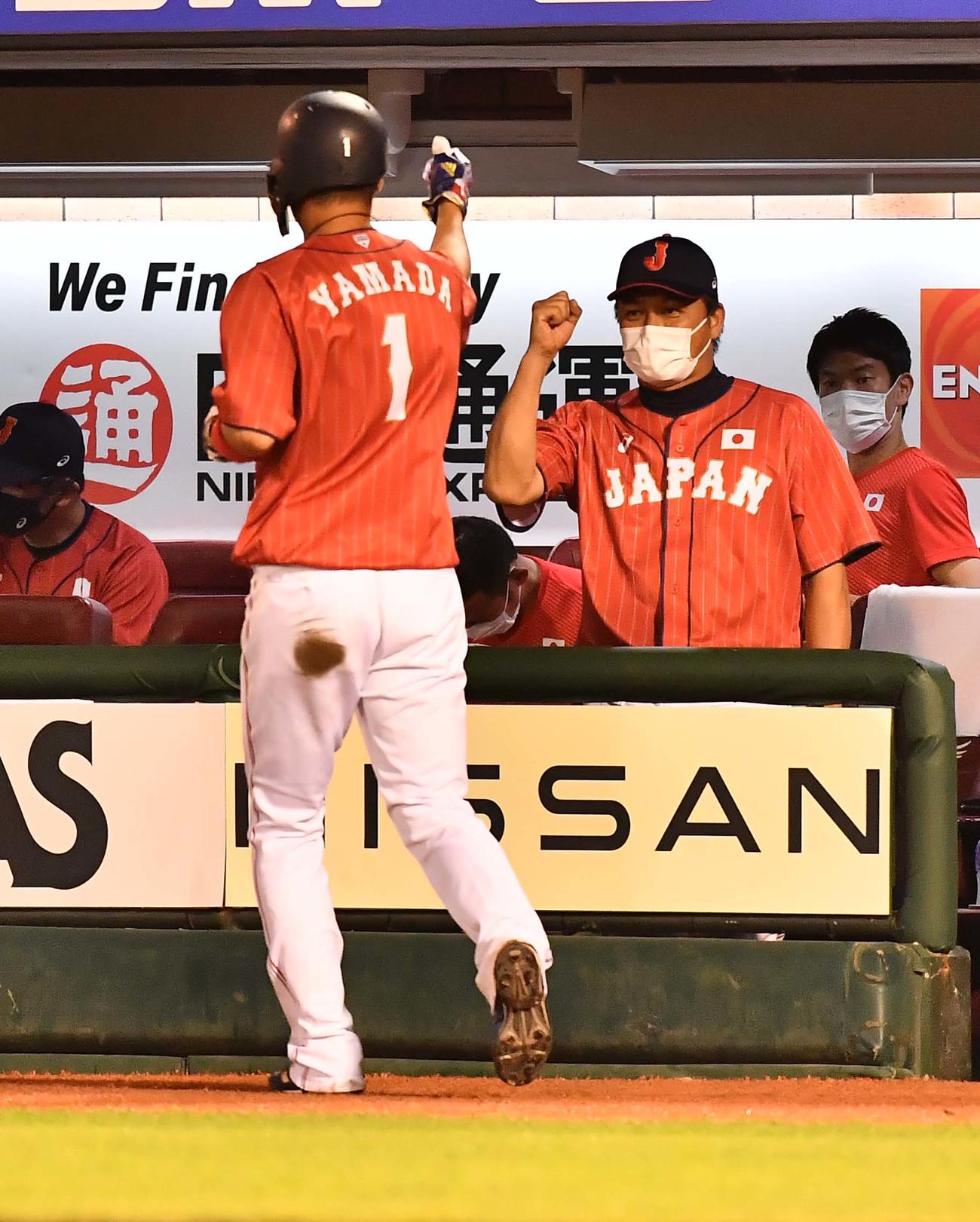巨人対日本代表　7回表日本代表1死三塁、吉田正尚の右前適時打で生還した山田哲人をベンチで出迎える稲葉監督（右から2人目）（撮影・上田博志）